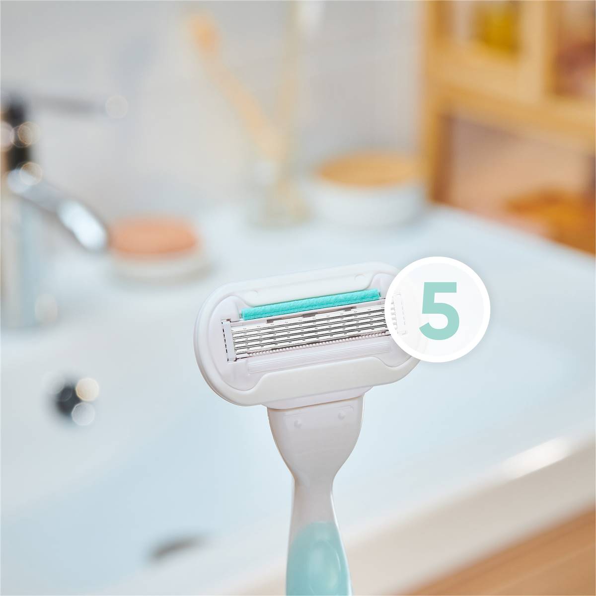Gillette Venus Deluxe Smooth Sensitive Razor With 2 Razor Blades